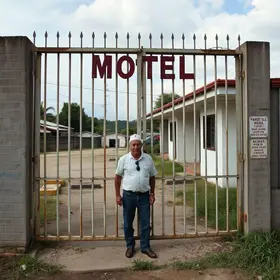 quebra portão de motel