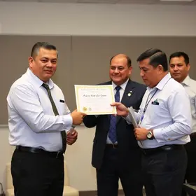 solenidade de entrega de carteiras da OAB em Patos de Minas