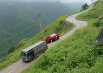 dois carros caem em ribanceira em Patos de Minas