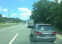 motorista fura pare