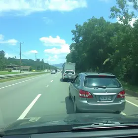 motorista fura pare