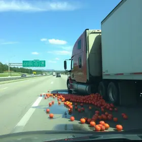 caminhão carregado com tomates