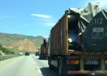 carreta carregada de calcário tomba na BR-381