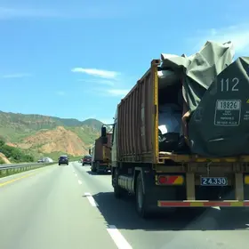 carreta carregada de calcário tomba na BR-381