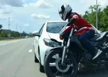 motocicleta colide com Corolla