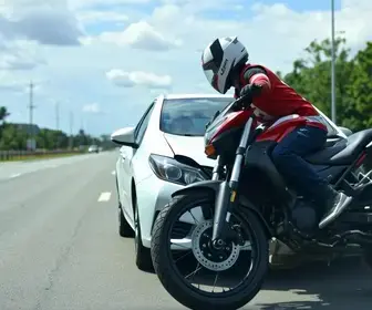 motocicleta colide com Corolla