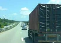 Veículo de carga tomba e interdita faixa da BR-365 em Patos de Minas