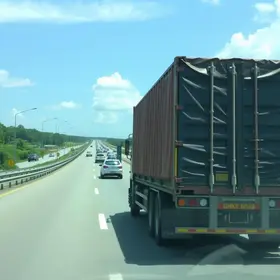 Veículo de carga tomba e interdita faixa da BR-365 em Patos de Minas